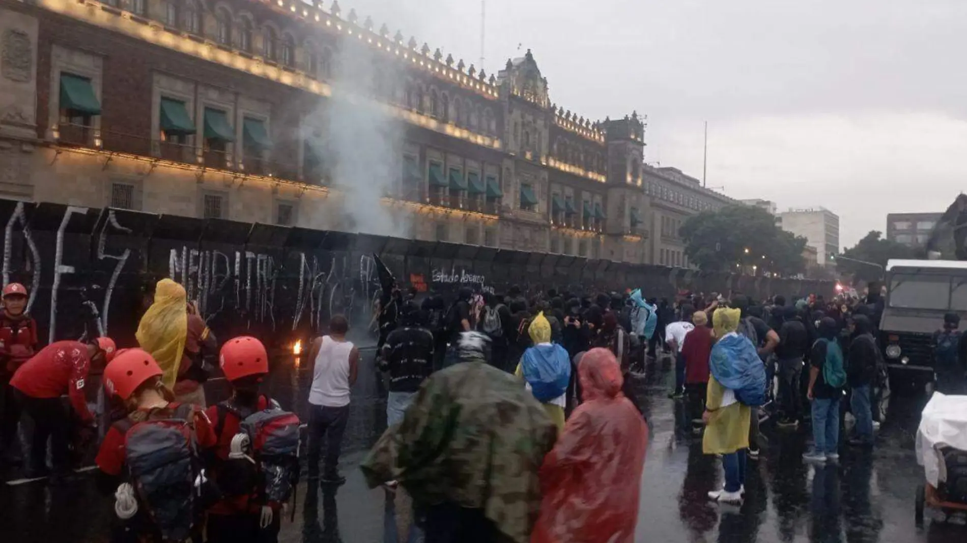 Bloque negro lanza petardos contra Palacio Nacional